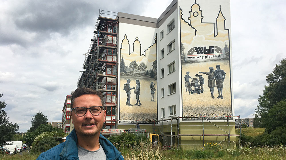 Plauener Künstler André Wolf verschönert Plattenbau